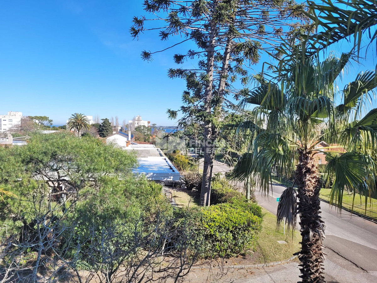 Casa ID.2339/Hermosa-casa-muy-bien-ubicada-en-venta-5-dormitorios-en-Punta-del-Este - Hermosa casa muy bien ubicada en venta 5 dormitorios en Punta del Este