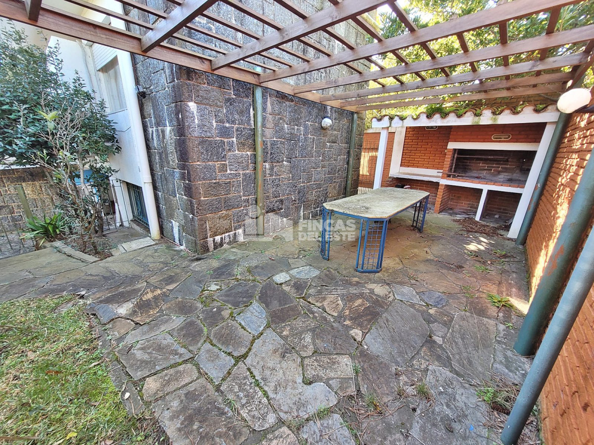 Casa ID.2339/Hermosa-casa-muy-bien-ubicada-en-venta-5-dormitorios-en-Punta-del-Este - Hermosa casa muy bien ubicada en venta 5 dormitorios en Punta del Este