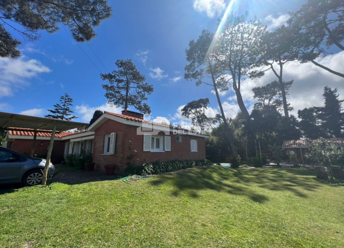 Casa ID.2355/Casa-en-alquiler-de-enero-4-dormitorios-en-Cantegril-Punta-del-este- - Casa en alquiler de enero 4 dormitorios en Cantegril  Punta del este 