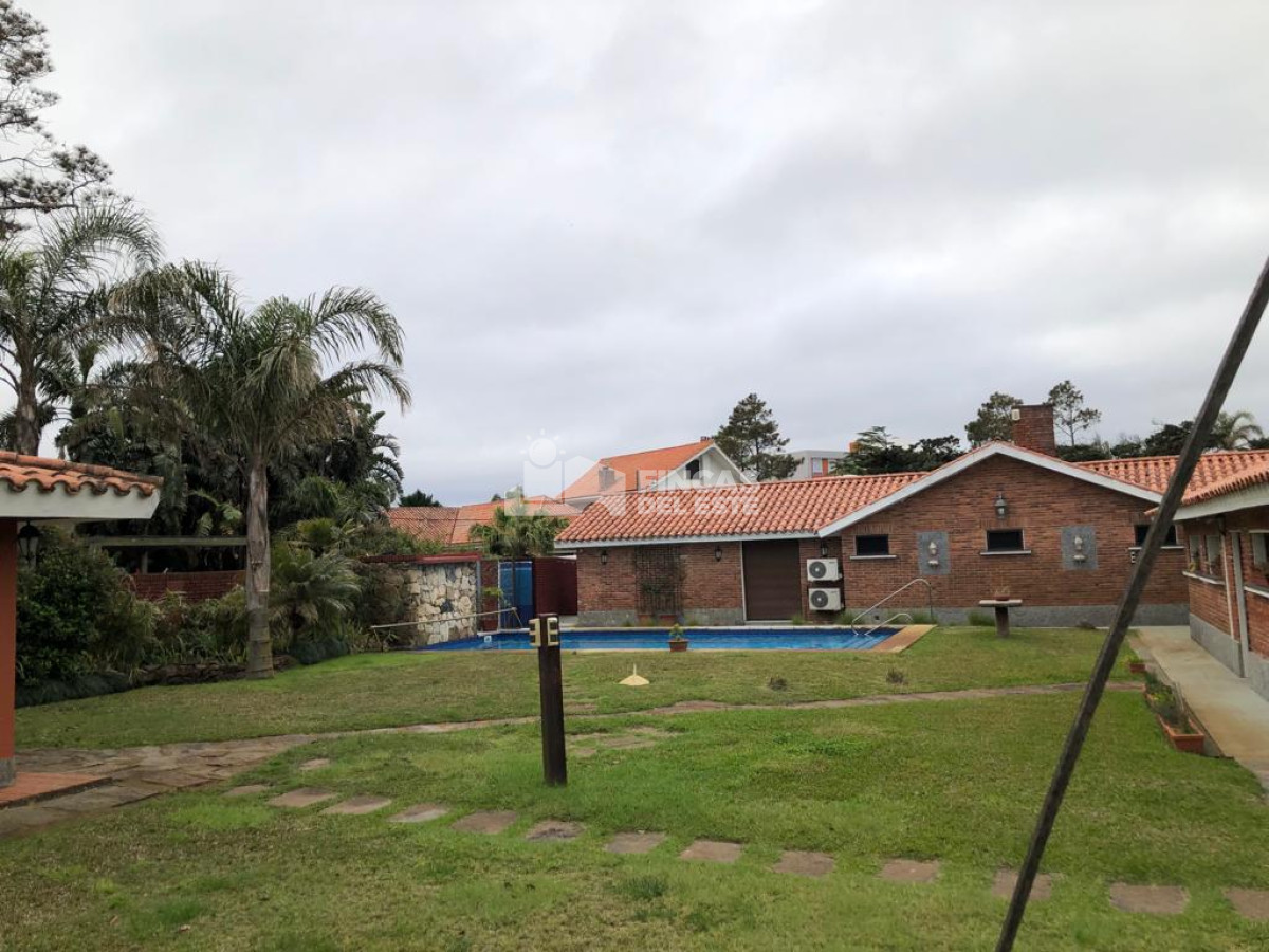 Casa ID.1973/Hermosa-casa-en-alquiler-con-5-dormitorios-PUNTA-DEL-ESTE- - Hermosa casa en alquiler  con 5 dormitorios  PUNTA DEL ESTE 