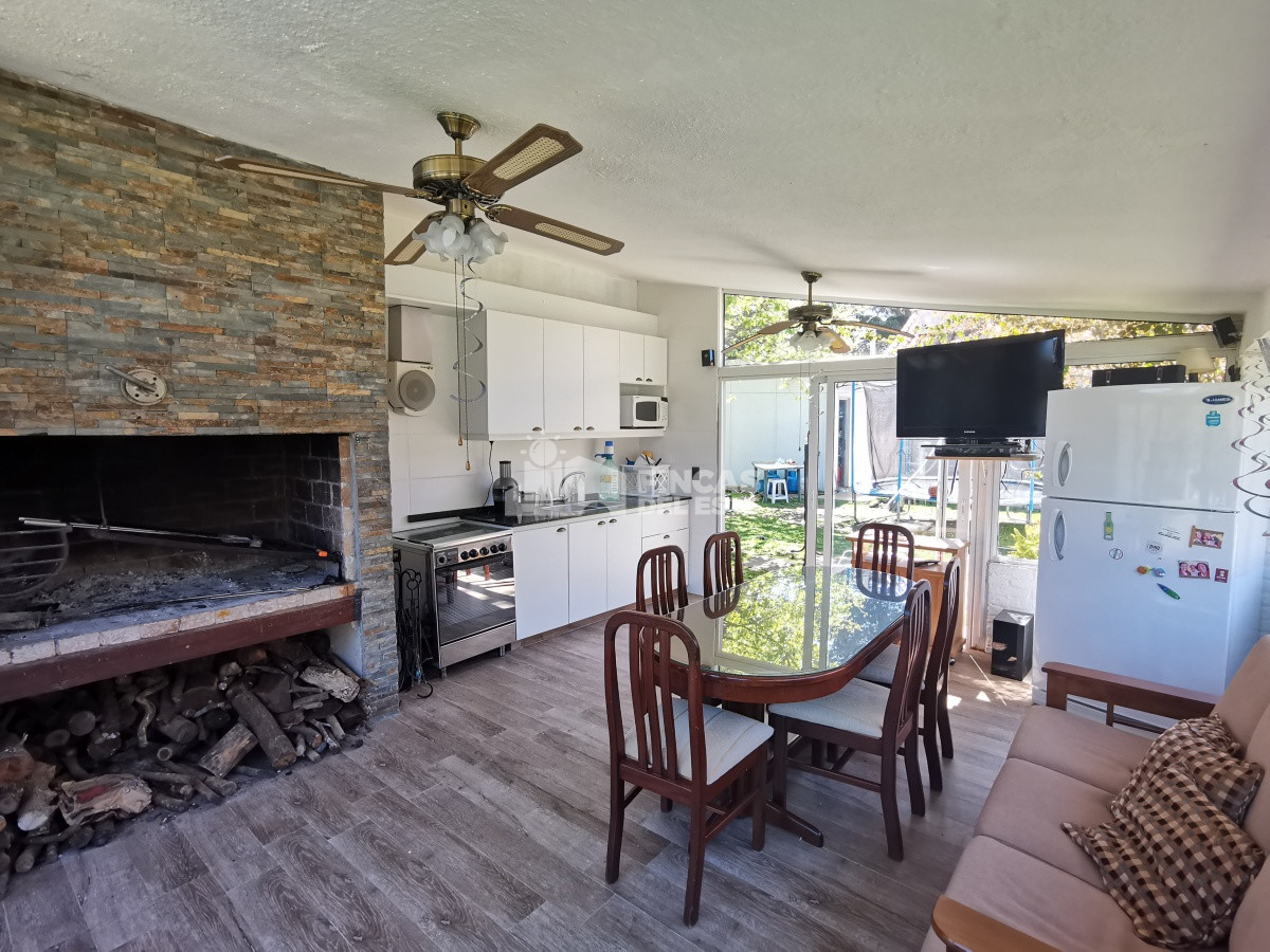 Casa ID.2362/Excelente-casa-en-alquiler-de-temporada-de-3-dormitorios-mas-dependencia-Piscina-y-barbacoa-Punta-del-Este - Excelente casa en alquiler de temporada de 3 dormitorios mas dependencia- Piscina y barbacoa- Punta del Este