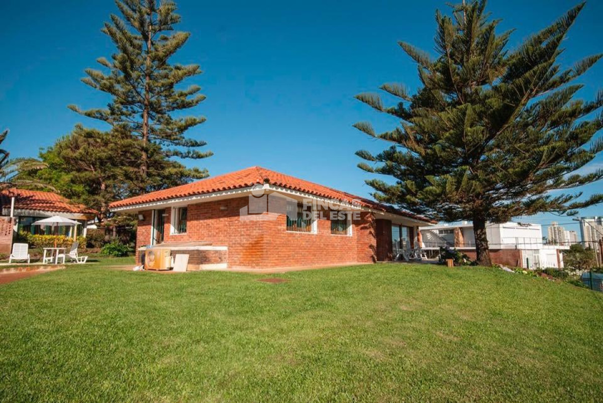 Casa ID.86/Expectacular-casa-a-metros-del-mar.-Playa-Mansa.-5-dormitorios.-5-baños. - Expectacular casa a metros del mar. Playa Mansa. 5 dormitorios. 5 baños.