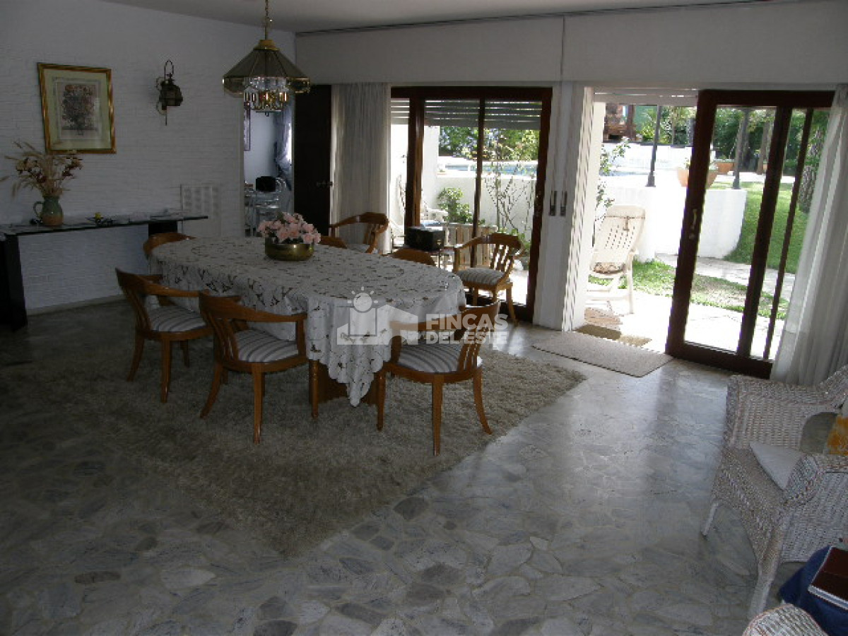 Casa ID.64/Hermosa-casa-de-4-dormitorios-y-5-baños-a-200-metros-del-mar. - Hermosa casa de 4 dormitorios y 5 baños a 200 metros del mar.