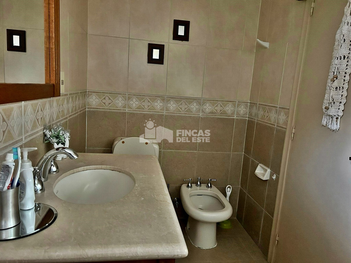 Casa ID.1973/Hermosa-casa-en-alquiler-con-5-dormitorios-PUNTA-DEL-ESTE- - Hermosa casa en alquiler  con 5 dormitorios  PUNTA DEL ESTE 