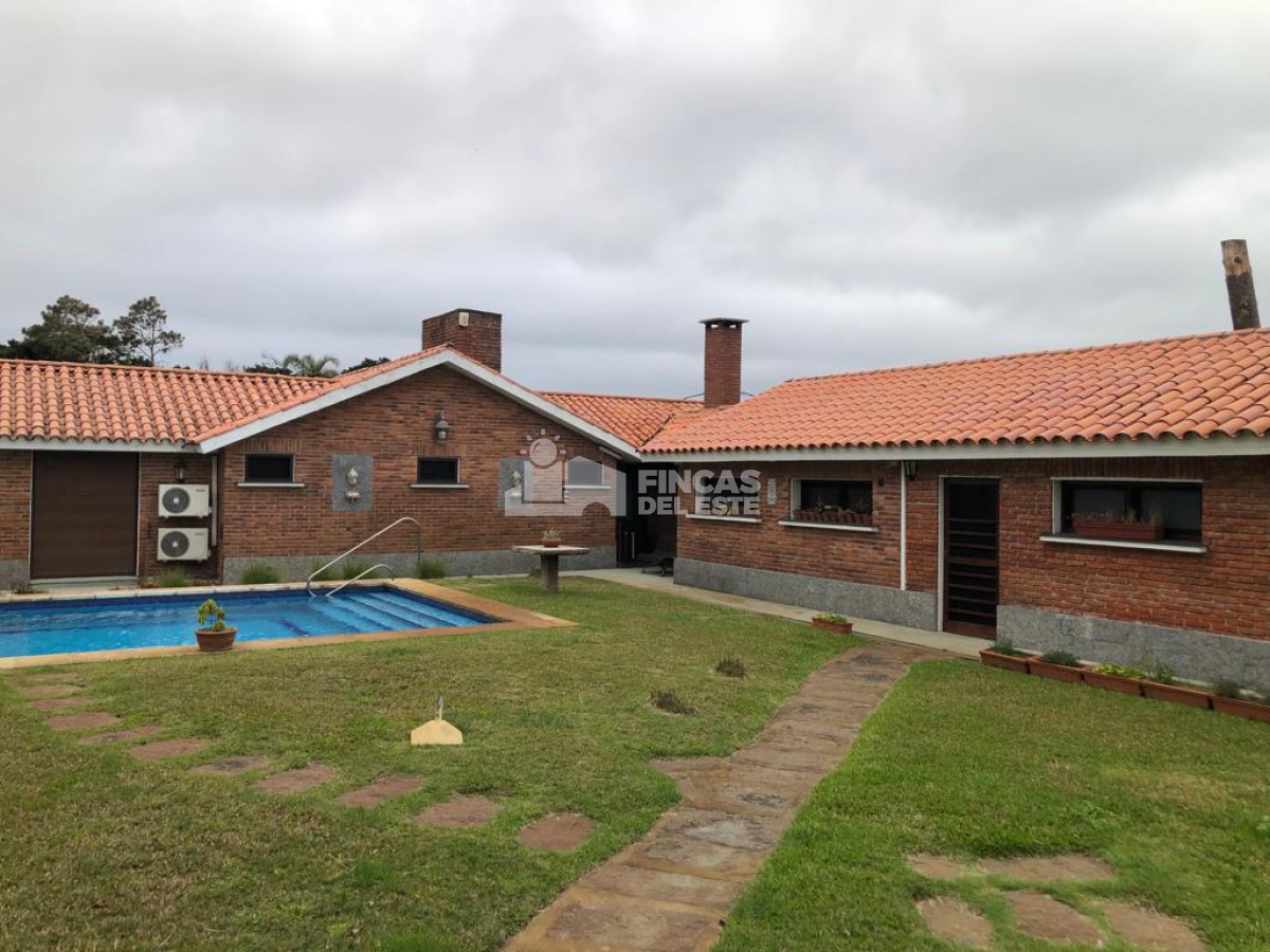 Casa ID.1973/Hermosa-casa-en-alquiler-con-5-dormitorios-PUNTA-DEL-ESTE- - Hermosa casa en alquiler  con 5 dormitorios  PUNTA DEL ESTE 