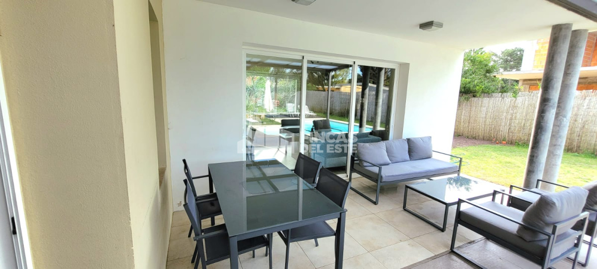 Casa ID.2433/Casa-en-venta-y-alquiler-en-Punta-del-Este-de-5-dormitorios- - Casa en venta y alquiler en Punta del Este de 5 dormitorios 