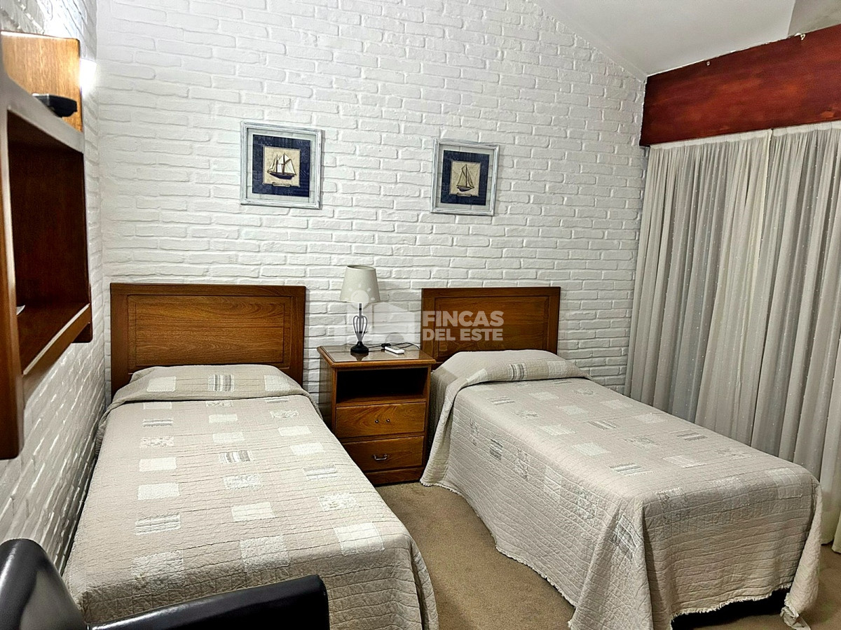 Casa ID.1973/Hermosa-casa-en-alquiler-con-5-dormitorios-PUNTA-DEL-ESTE- - Hermosa casa en alquiler  con 5 dormitorios  PUNTA DEL ESTE 