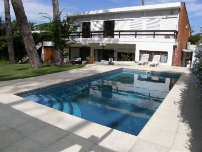 Hermosa casa de 4 dormitorios y 5 baños a 200 metros del mar.
