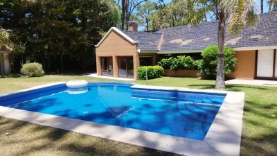ALQUILER ANUAL Y EN VENTA CASA EN BARRIO SAN RAFAEL - 4 DORMITORIOS Y PISCINA 