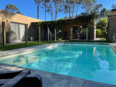Esta propiedad cuenta con 3 dormitorios, dos baños, un amplio living y una cocina espectacular.  Está  ubicada en una zona privilegiada rodeada de verde. 

Esta casa no solo ofrece un espacio interior confortable con 130 m2 construidos, sino que también cuenta con un terreno de 500 m2 de terreno con una hermosa piscina. 

¿Te interesa? Consulta con nuestros asesores expertos para obtener más información. 