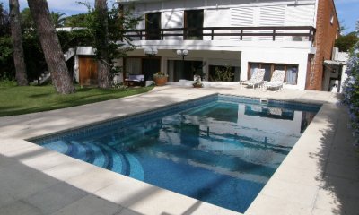 Hermosa casa de 4 dormitorios y 5 baños a 200 metros del mar.