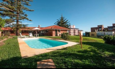 Expectacular casa a metros del mar. Playa Mansa. 5 dormitorios. 5 baños.