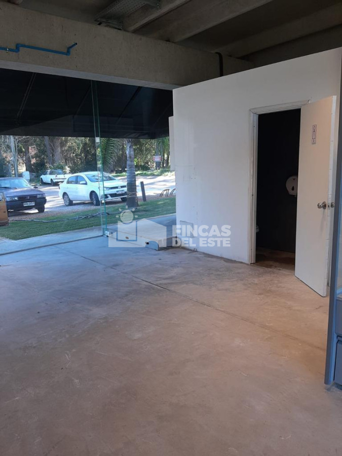 Local Comercial ID.938/LOCAL-COMERCIAL-Punta-Ballena--Solanas-Ruta-10-y-12- - LOCAL COMERCIAL Punta Ballena - Solanas Ruta 10 y 12 