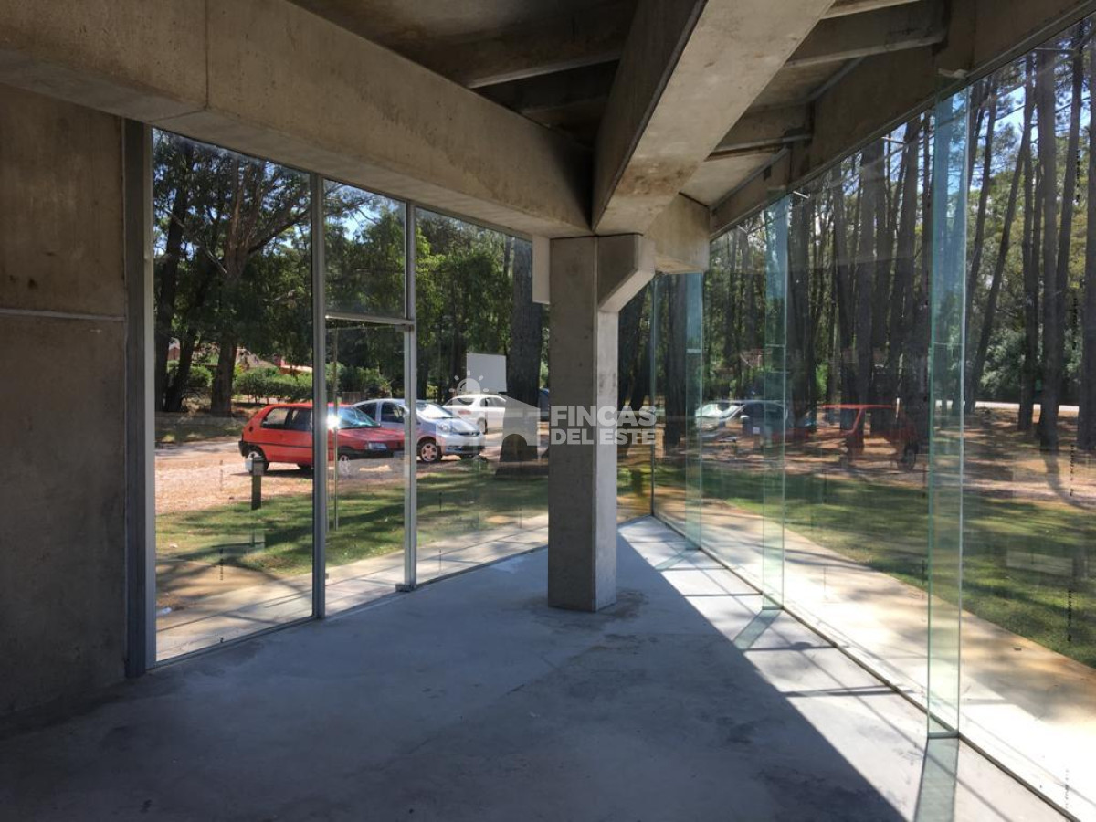 Local Comercial ID.938/LOCAL-COMERCIAL-Punta-Ballena--Solanas-Ruta-10-y-12- - LOCAL COMERCIAL Punta Ballena - Solanas Ruta 10 y 12 