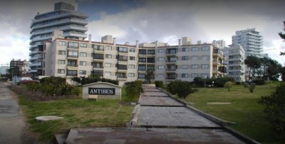 Apto. de 3 dormitorios en piso alto con excelentes vistas al mar 