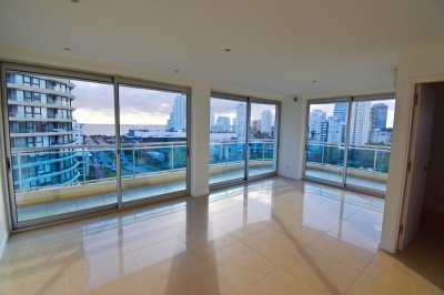 Depto en piso alto con buena vista al mar. 3 dorm