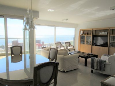 Departamento en un piso alto con gran vista a la Playa Mansa.