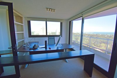 Depto de 4 dormitorios en piso alto. 