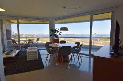 3 dormitorios y 2 baños más dependencia de servicio en primera línea de Playa Mansa.