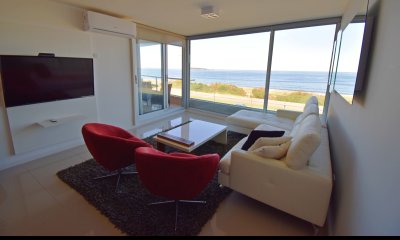 3 dormitorios en suite más dependencia de servicio en primera linea de Playa Mansa.