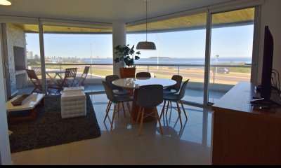 3 dormitorios y 2 baños más dependencia de servicio en primera línea de Playa Mansa.