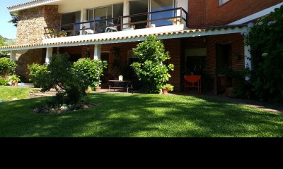 5 dormitorios - Excelente casa en zona de Playa Mansa