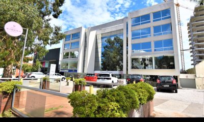 Venta en bloque, único edifico corporativo en Punta del Este.