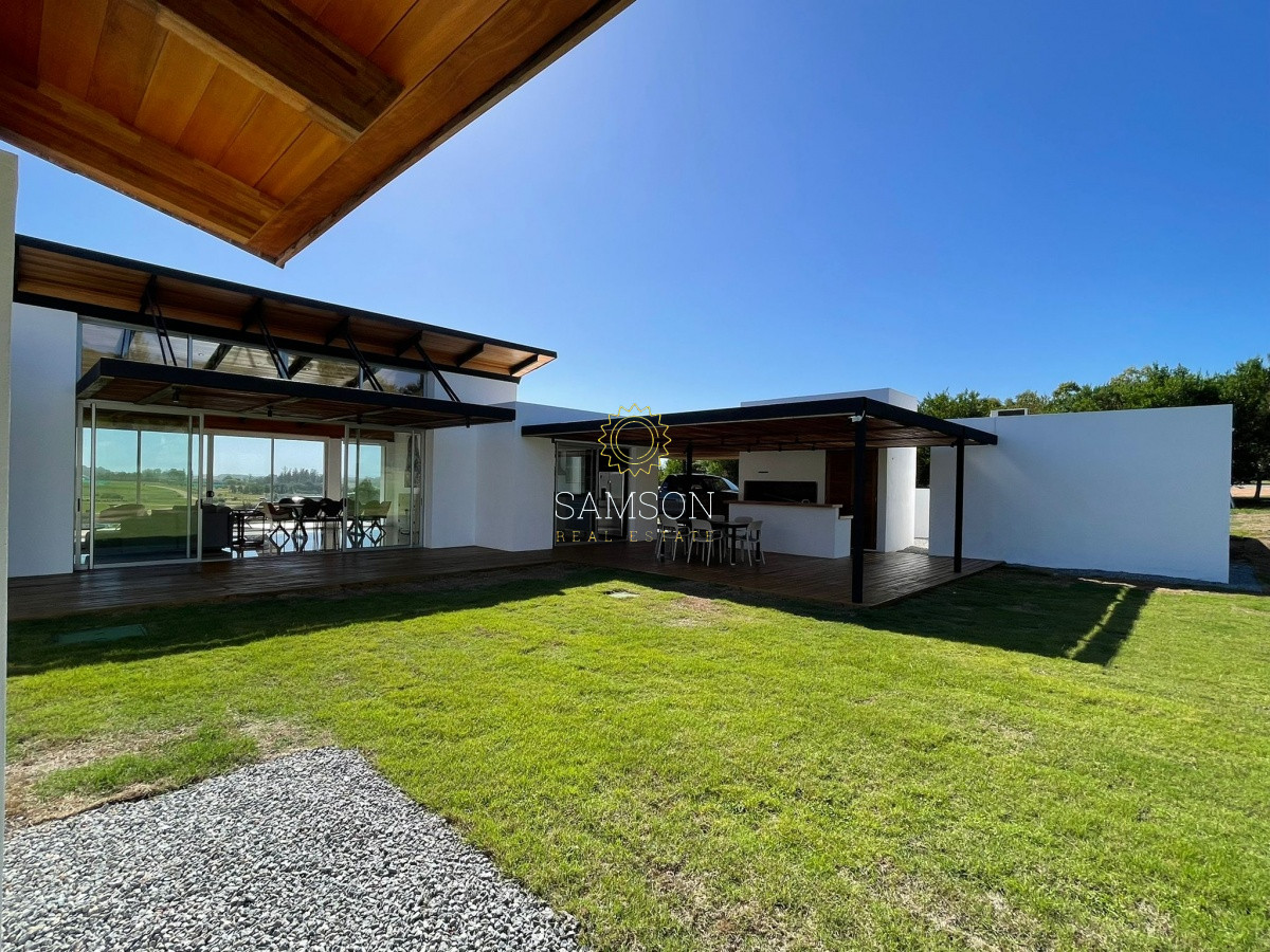 Casa ID.65507 - VENTA DE ESPECTACULAR CASA DE 4 DORMITORIOS EN PUEBLO MIO