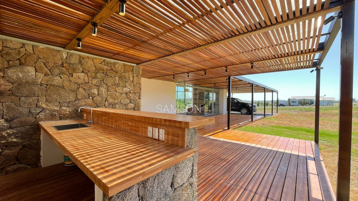 Casa ID.65507 - VENTA DE ESPECTACULAR CASA DE 4 DORMITORIOS EN PUEBLO MIO