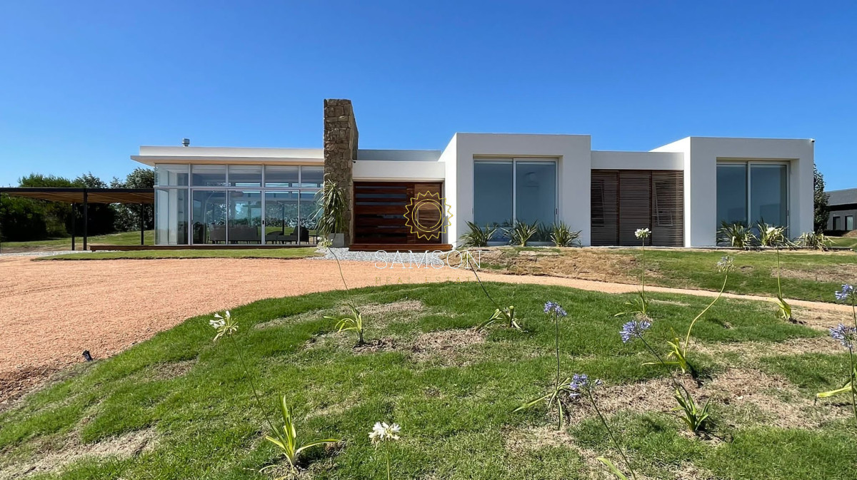 Casa ID.65507 - VENTA DE ESPECTACULAR CASA DE 4 DORMITORIOS EN PUEBLO MIO