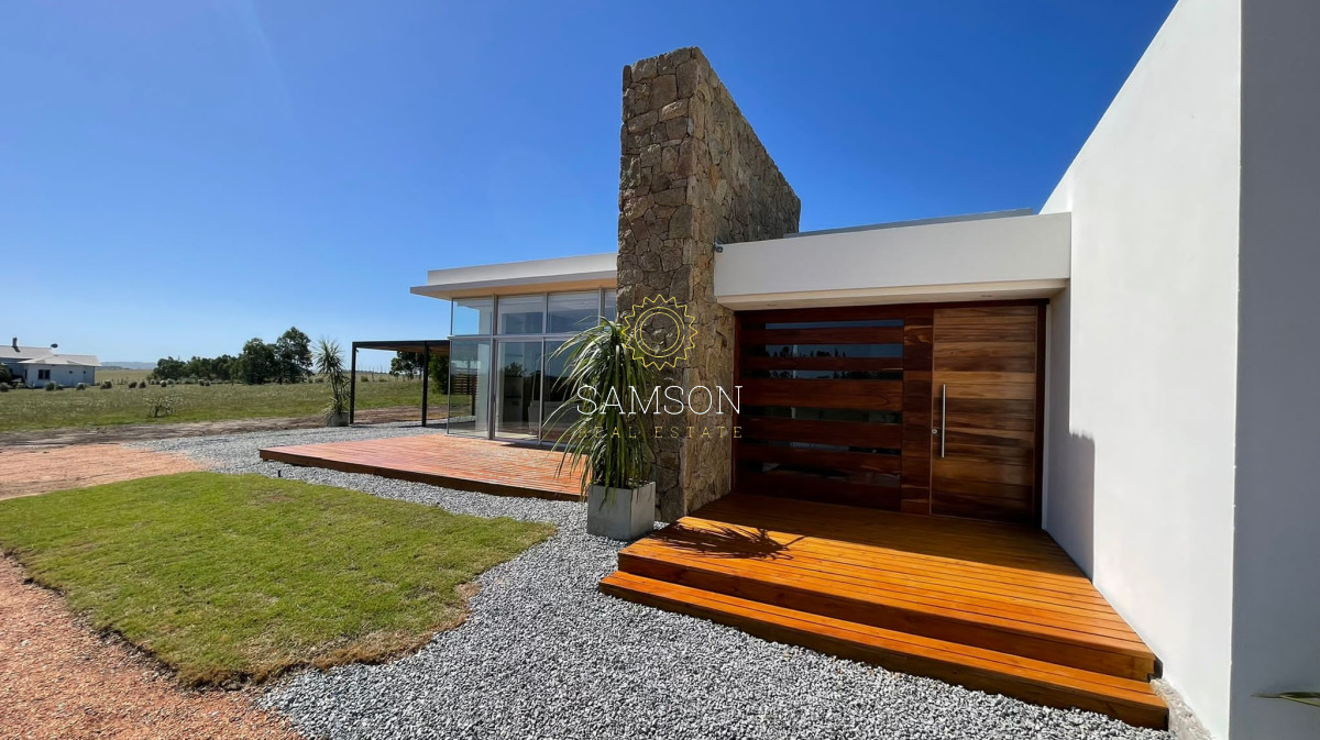Casa ID.65507 - VENTA DE ESPECTACULAR CASA DE 4 DORMITORIOS EN PUEBLO MIO
