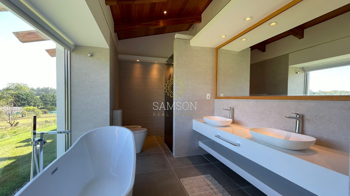 Casa ID.65507 - VENTA DE ESPECTACULAR CASA DE 4 DORMITORIOS EN PUEBLO MIO