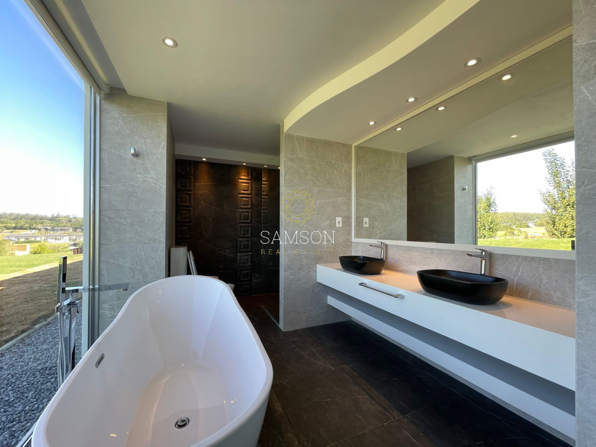Casa ID.65507 - VENTA DE ESPECTACULAR CASA DE 4 DORMITORIOS EN PUEBLO MIO