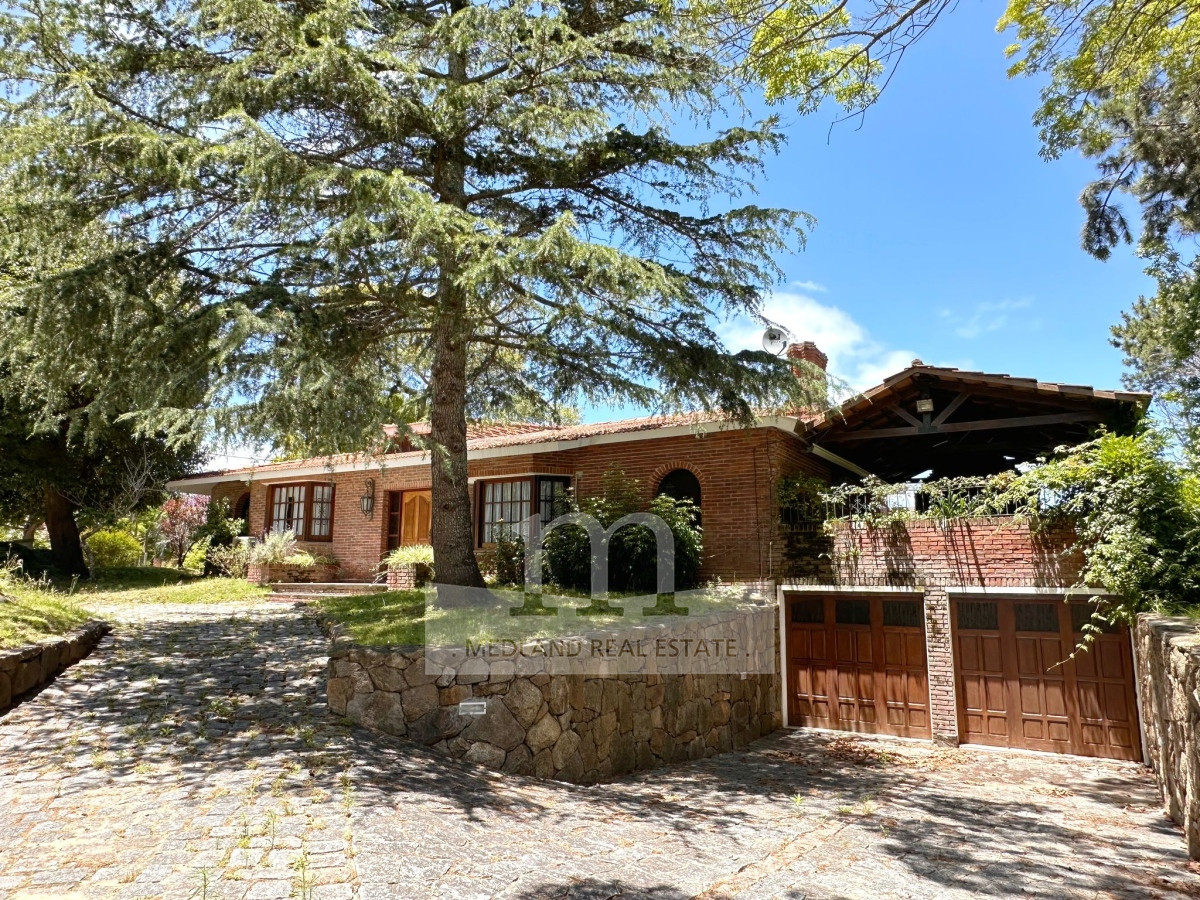 Casa ID.440 - Casa de 3 Dormitorios + dependencia en Jardines de Córdoba, Punta del Este