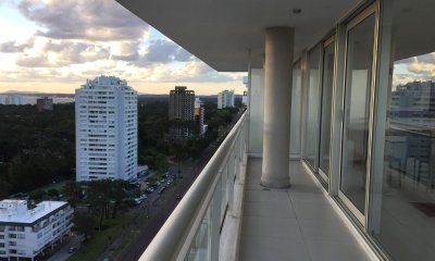 Departamento En Venta De 2 Dormitorios En Edificio Bellagio, Punta Del Este