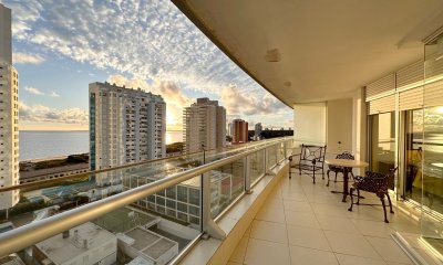 Departamento en venta de 2 dormitorios en Torre Season, Punta del este