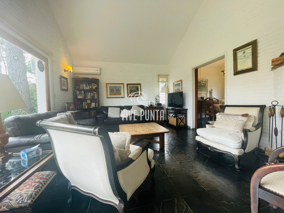 Casa ID.368 - Casa en Venta de 2 Dormitorios en Pinares, Punta del Este