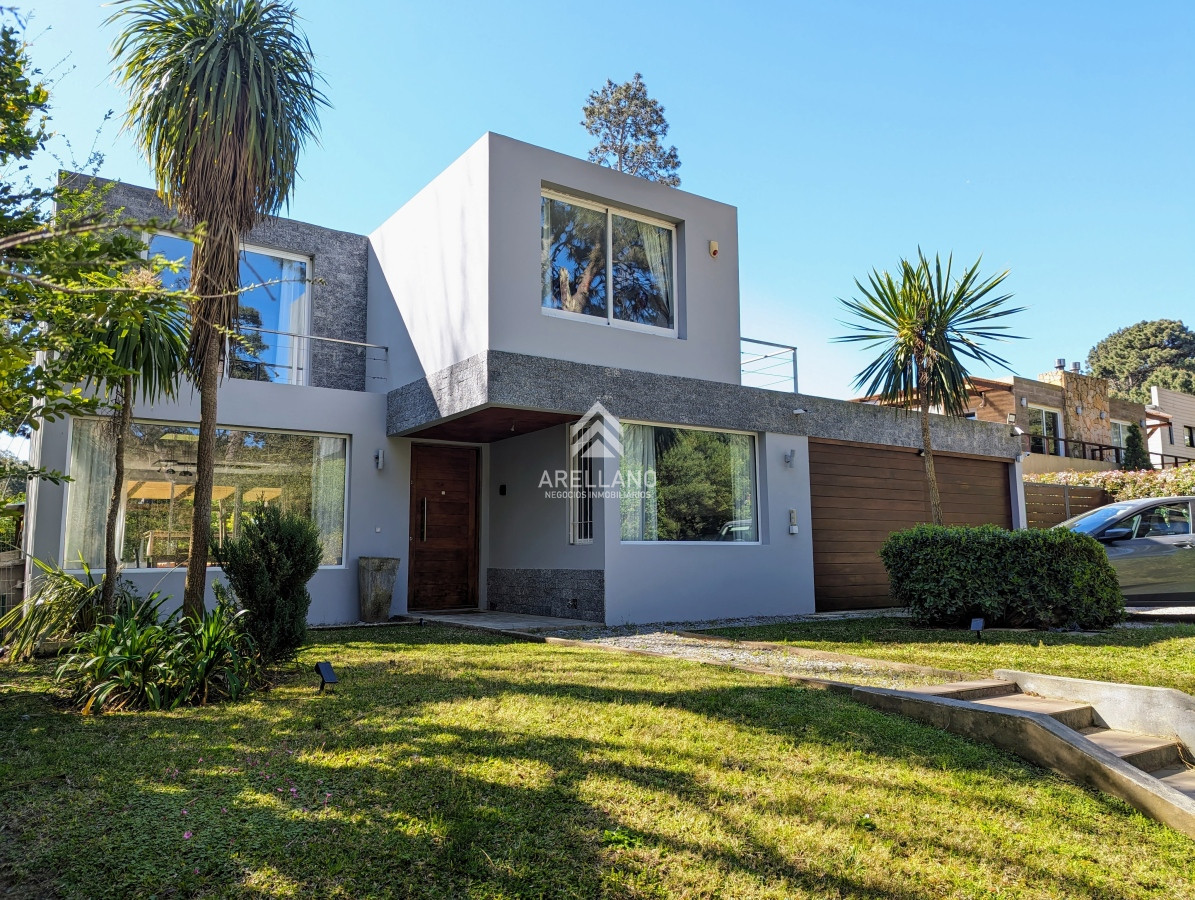 Casa ID.3534 - Casa en venta de 4 dormitorios en Punta del Este.