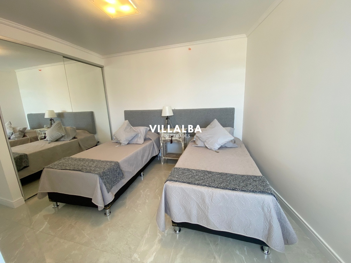 Apartamento ID.4303 - Apartamento en venta de 3 dormitorios en Miami Boulevard, Punta del Este.