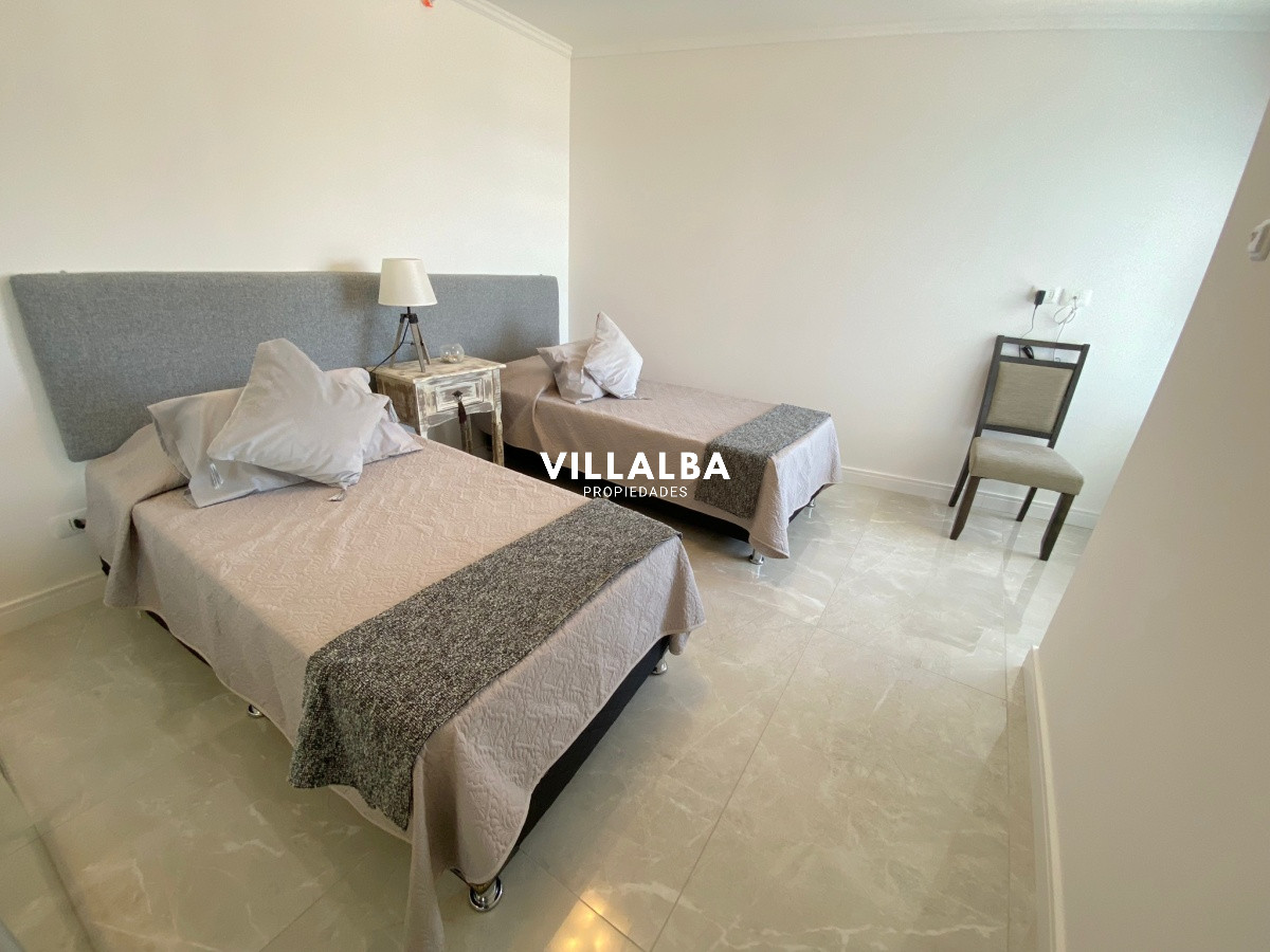 Apartamento ID.4303 - Apartamento en venta de 3 dormitorios en Miami Boulevard, Punta del Este.