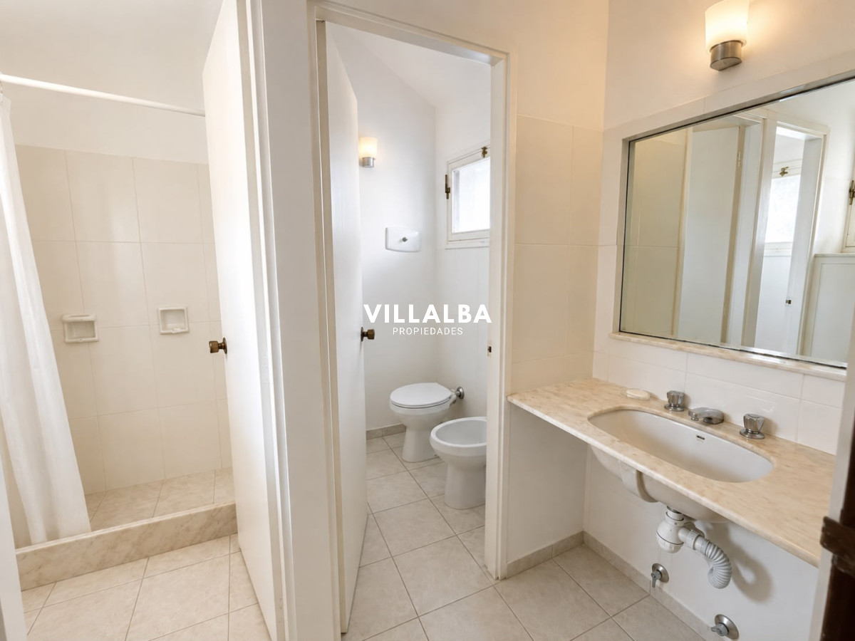 Apartamento ID.4762 - Casa en Venta de 3 Dormitorios en Playa Mansa, Punta del Este