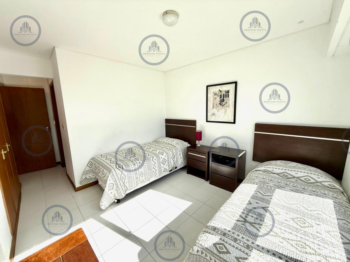 Apartamento ID.2383 - Apartamento de 4 Dormitorios en venta en Ocean Tower, Punta del Este.