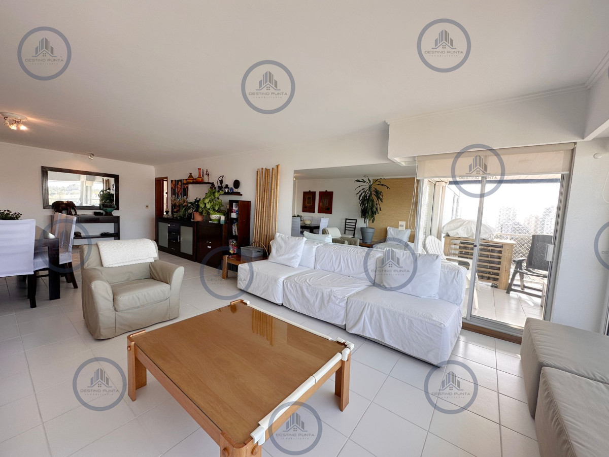 Apartamento ID.2383 - Apartamento de 4 Dormitorios en venta en Ocean Tower, Punta del Este.