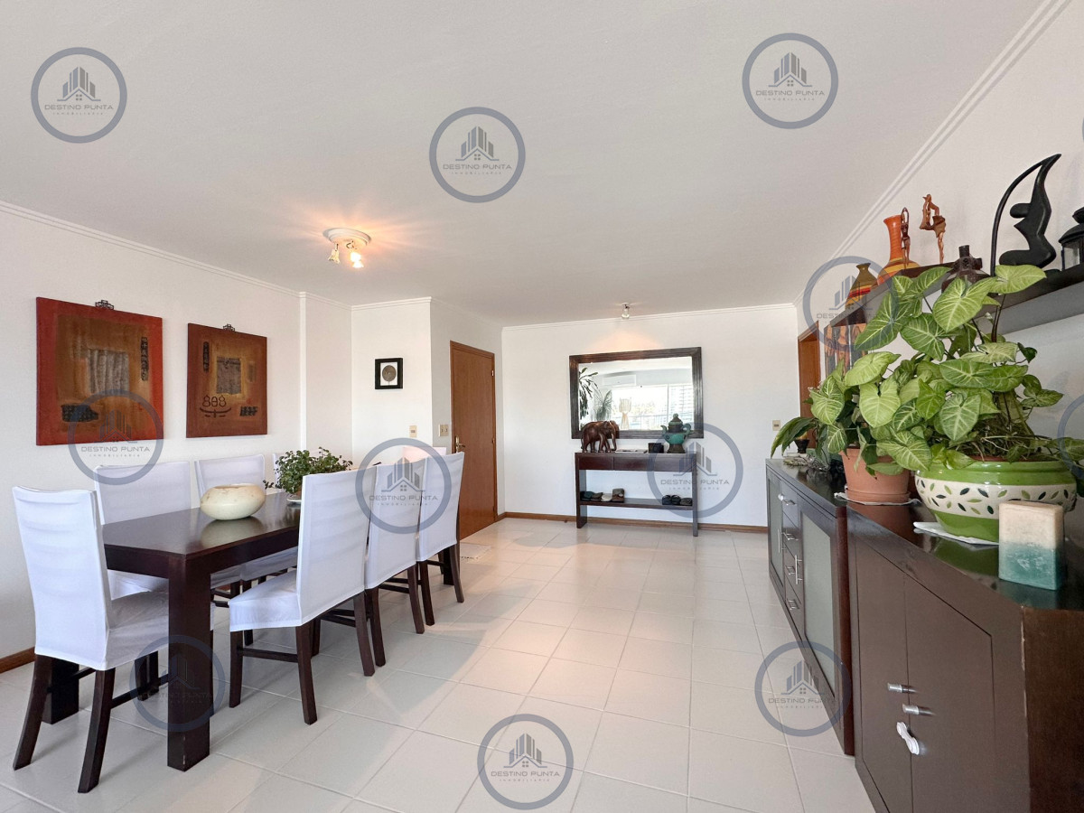 Apartamento ID.2383 - Apartamento de 4 Dormitorios en venta en Ocean Tower, Punta del Este.