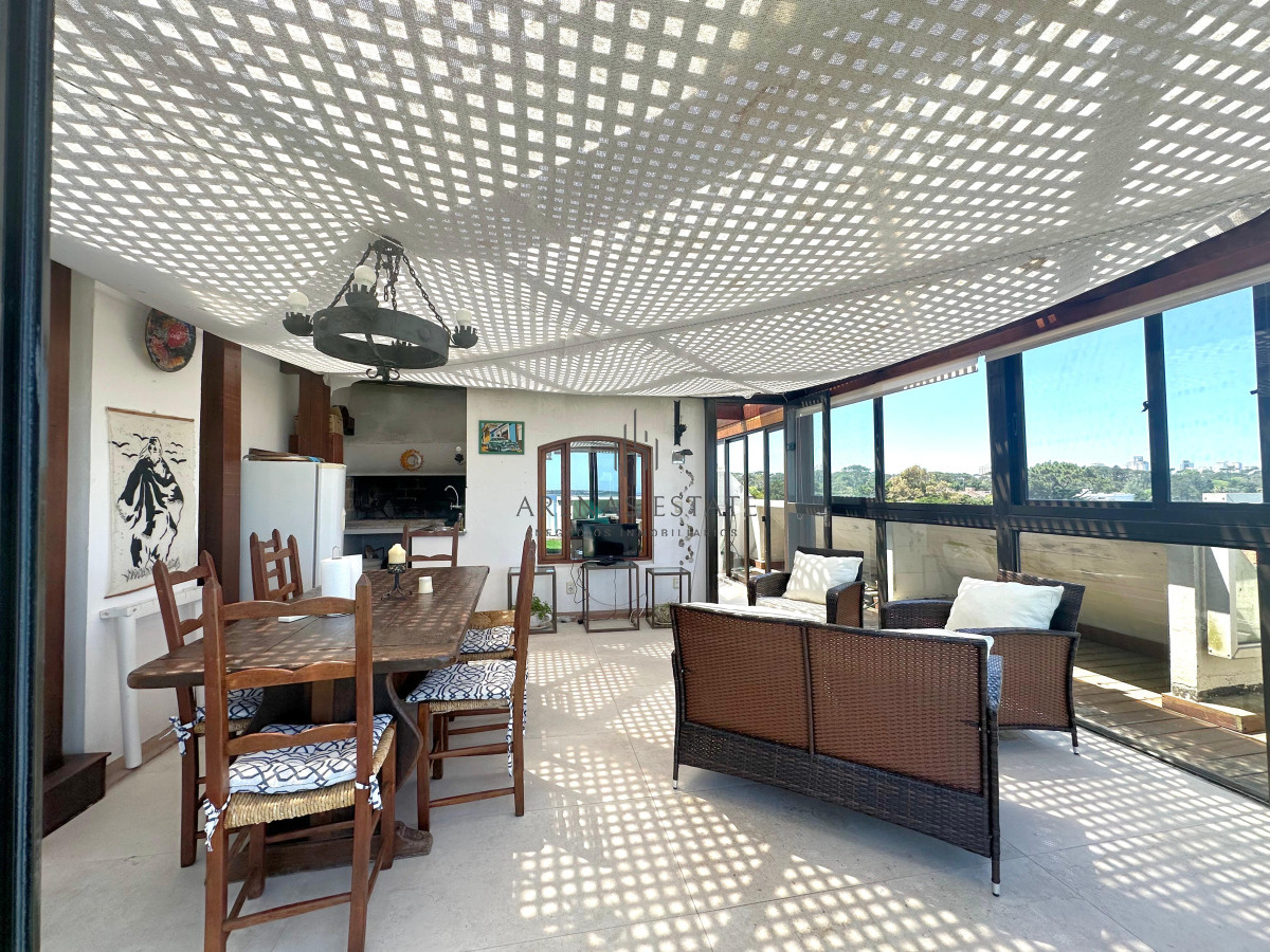 Apartamento ID.3236 - Penthouse en Venta de 3 dormitorios en Playa Mansa, Punta del Este