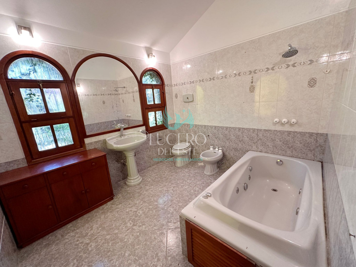 Casa ID.449 - Casa de 3 Dormitorios + dependencia en Jardines de Córdoba, Punta del Este