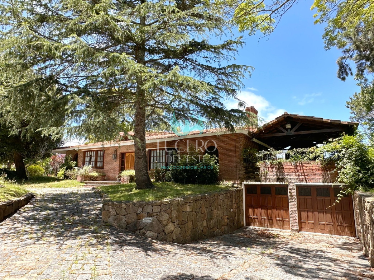 Casa ID.449 - Casa de 3 Dormitorios + dependencia en Jardines de Córdoba, Punta del Este