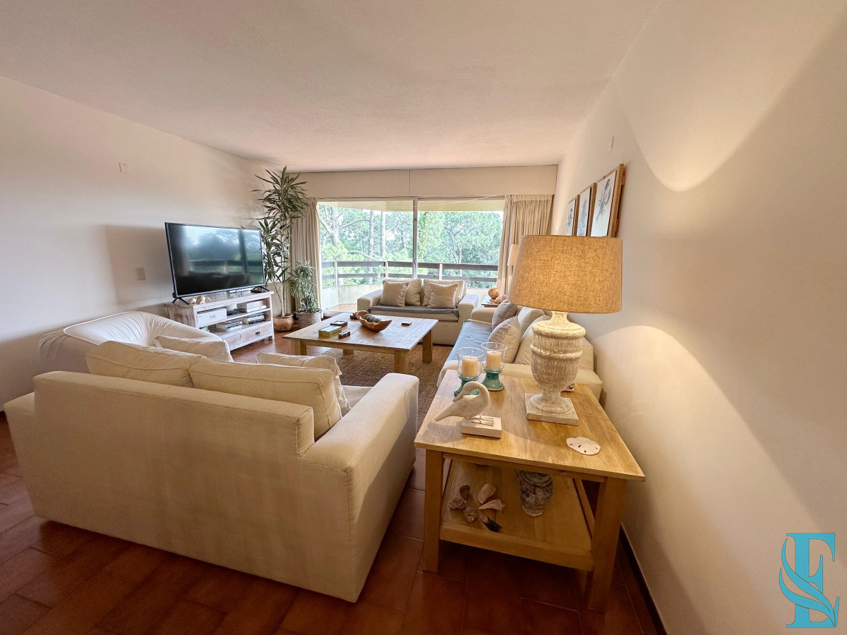 Apartamento ID.358 - Departamento de 3 dormitorios mas dependencia de servicio en edificio Bora Bora, Roosevelt Punta del Este