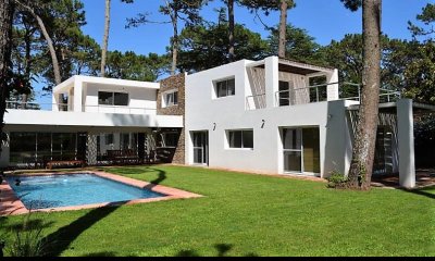MODERNA CASA A PASOS DE PLAYA MANSA