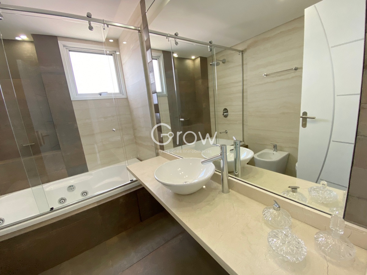 Apartamento ID.3133 - Apartamento en venta de 3 dormitorios en Miami Boulevard, Punta del Este.